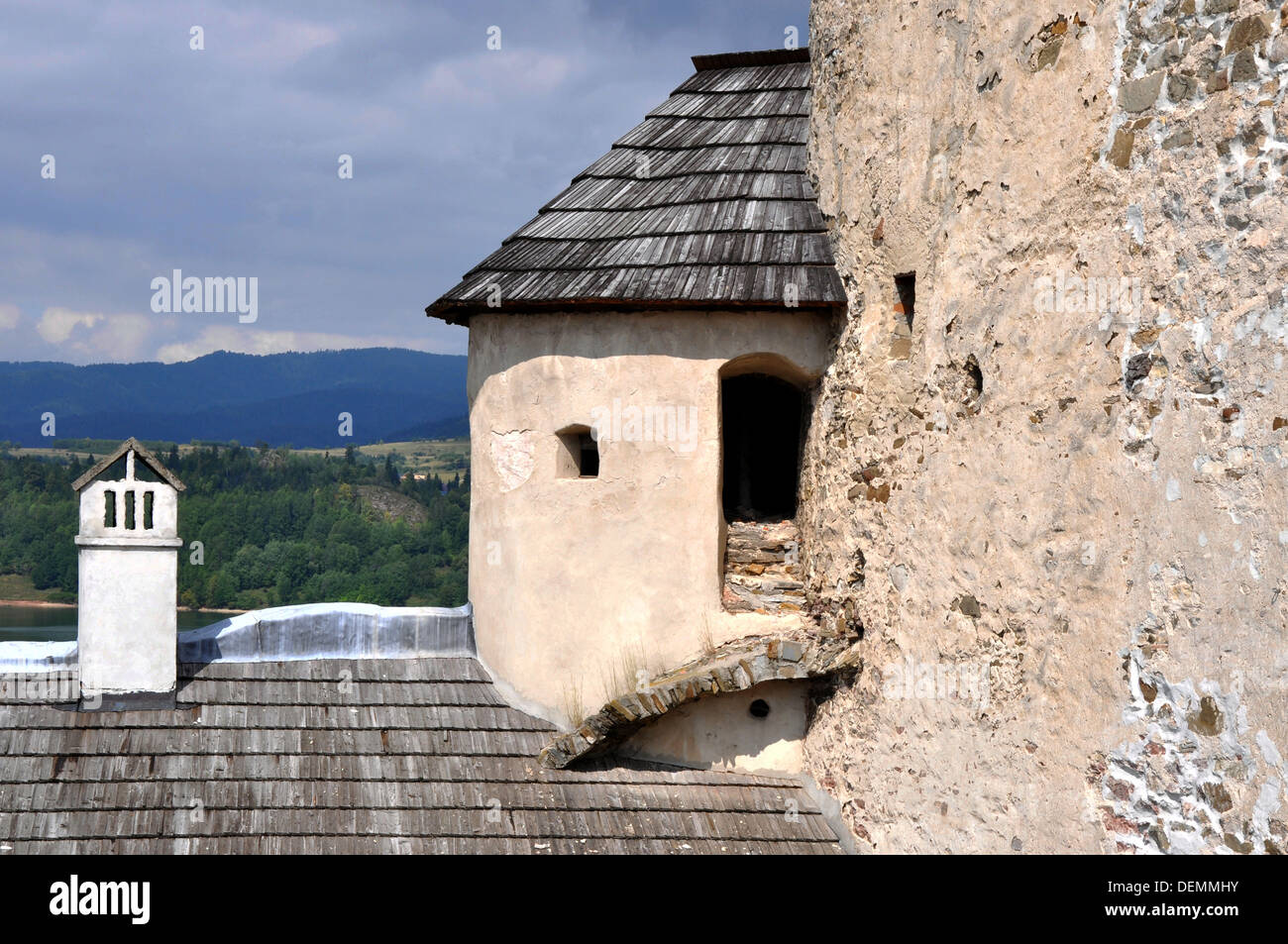 Parte superiore del round di torre angolare del castello medievale in Niedzica, Polonia Foto Stock