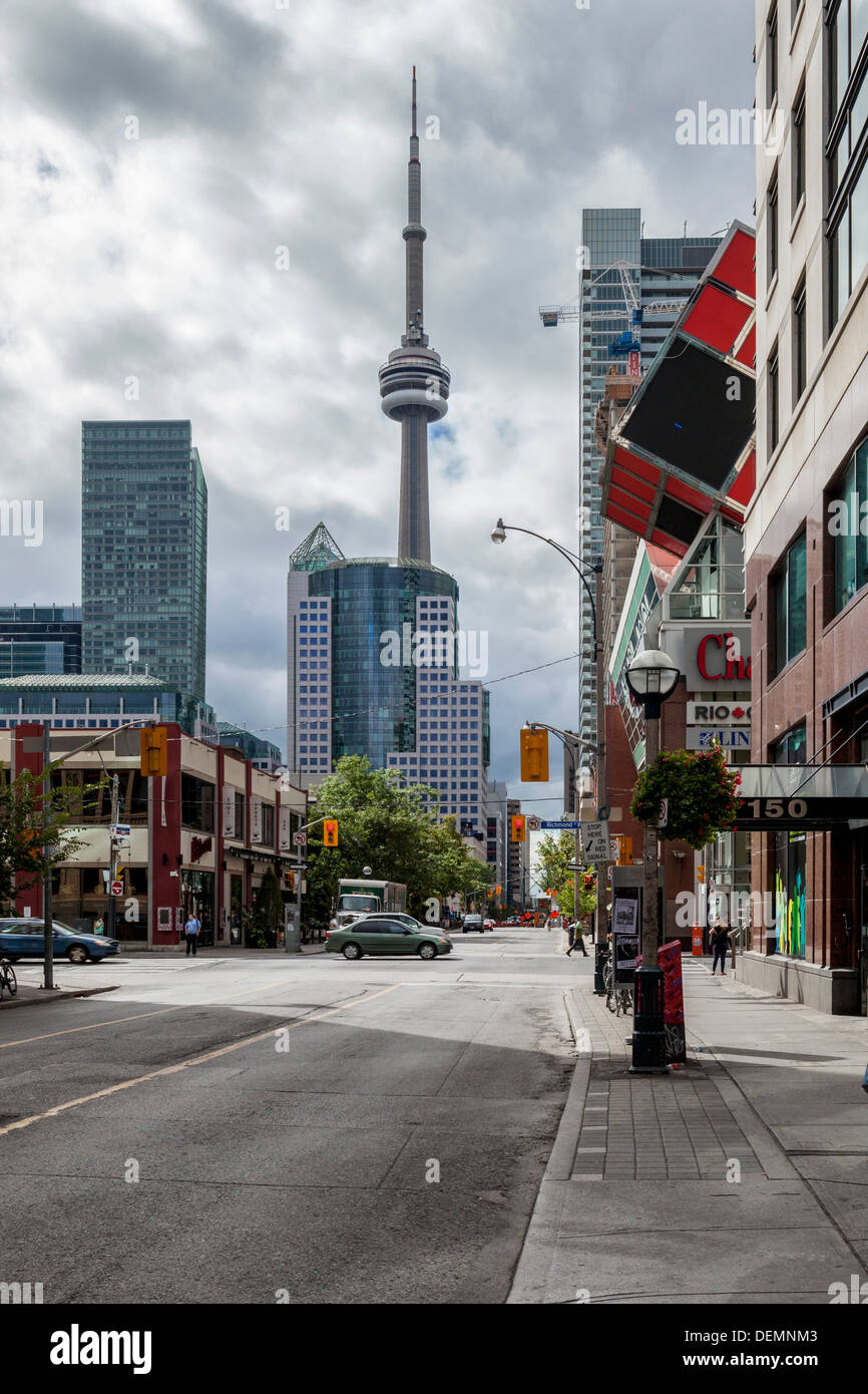 CN tower, grattacieli, negozi e Scotiabank cinema center marcati da nero e il cubo rosso - John street, Toronto Foto Stock