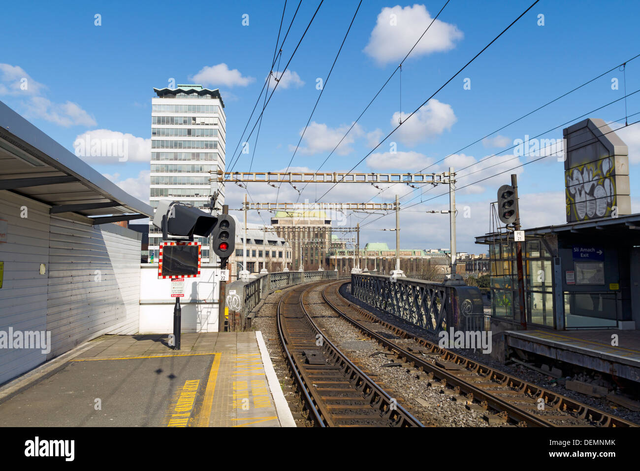 Stazione ferroviaria piattaforma in Dublino Irlanda Foto Stock