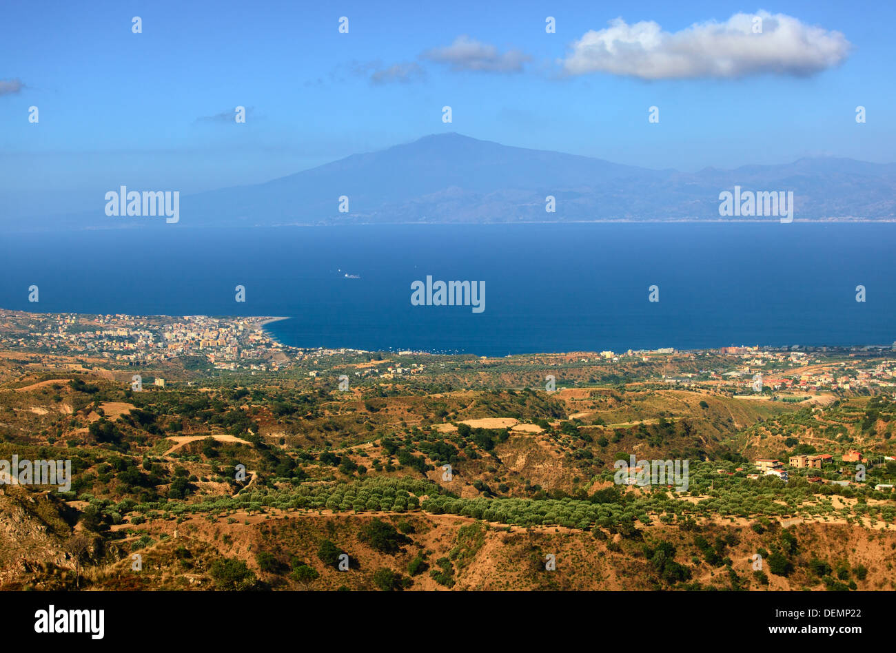 Vista sull'Etna oltre lo stretto di Messina dal calabrese Aspromonte Foto Stock