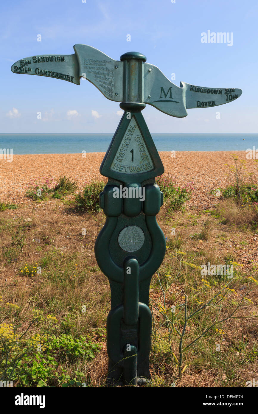 RBS milepost segnaletica per ciclo nazionale di instradamento di rete 1 sulla costa sud lungomare di trattativa, Kent, Inghilterra, Regno Unito, Gran Bretagna Foto Stock