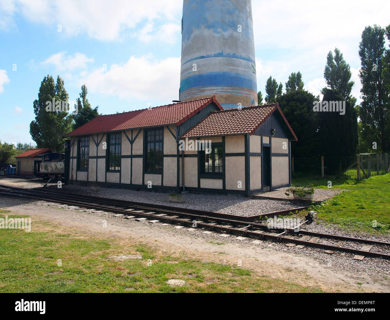 La Chemin de fer de la Baie de la somme è una ferrovia storica in Francia, che presenta locomotive storiche e stazioni ferroviarie. La casa delle locomotive fa parte degli sforzi di conservazione per mantenere la storia ferroviaria della Francia. Foto Stock