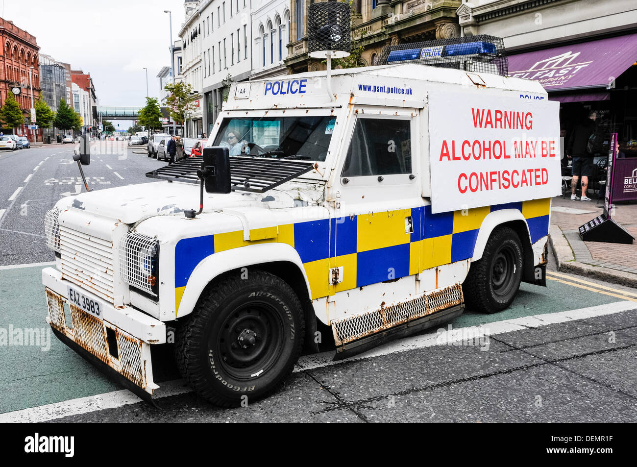 Belfast, Irlanda del Nord, 21 settembre 2013 - un blindato PSNI Landrover con un segno sul retro dicendo "Allarme alcol possono essere confiscati' Credit: stephen Barnes/Alamy Live News Foto Stock