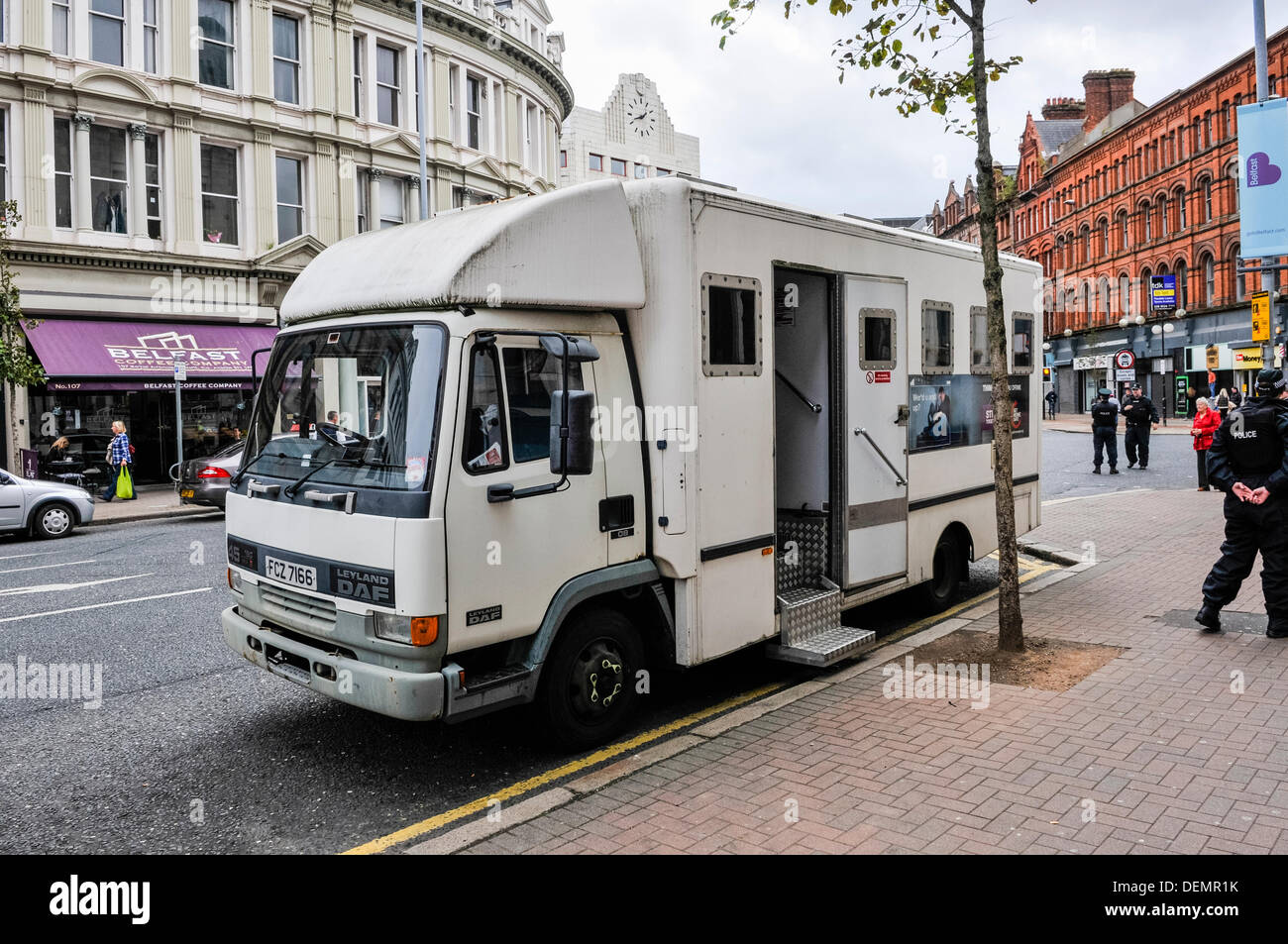 Belfast, Irlanda del Nord, 21 settembre 2013 - UN PSNI custodia mobile attende in caso di arresti sono realizzati. Credito: Stephen Barnes/Alamy Live News Foto Stock