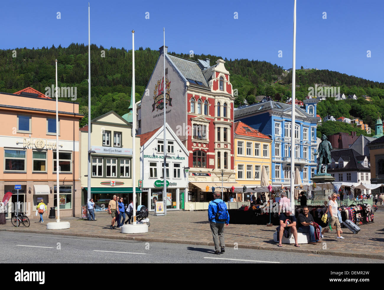 Scena di strada nel centro citta'. Vaagsallmenningen Square, Bergen Hordaland, Norvegia e Scandinavia Foto Stock