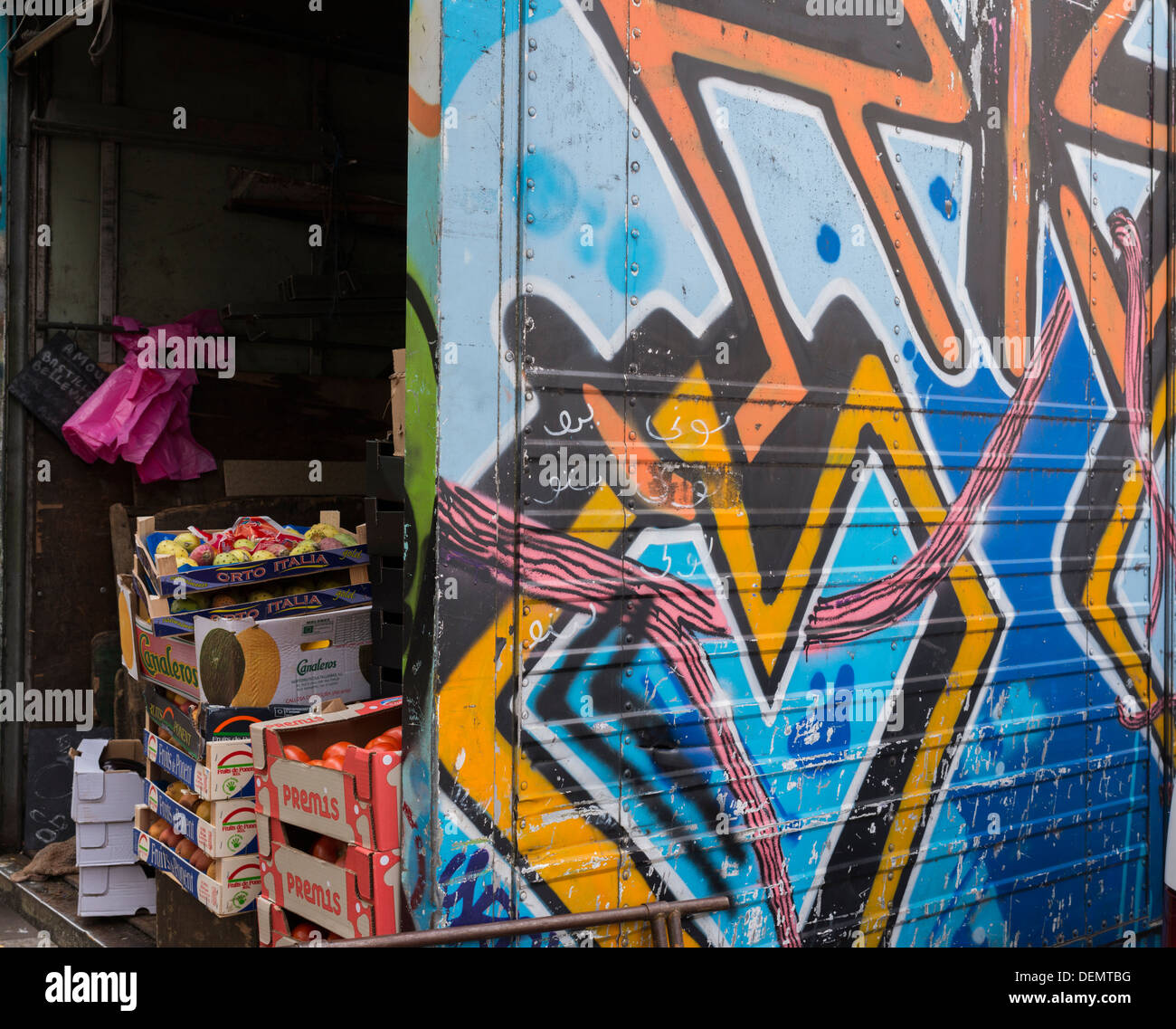 I graffiti sulla consegna di frutta van a Parigi, Francia Foto Stock