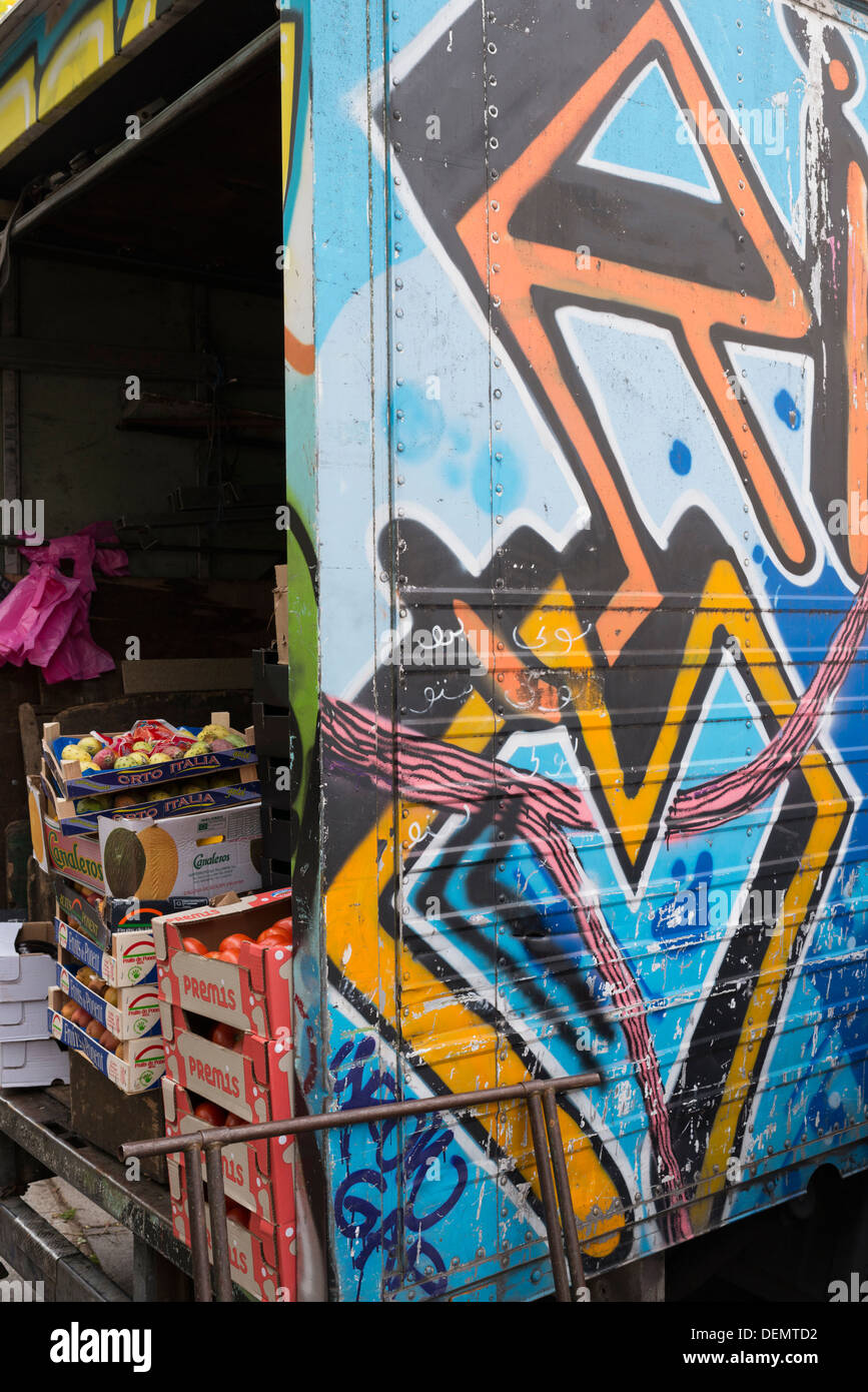 I graffiti sulla consegna di frutta van a Parigi, Francia Foto Stock