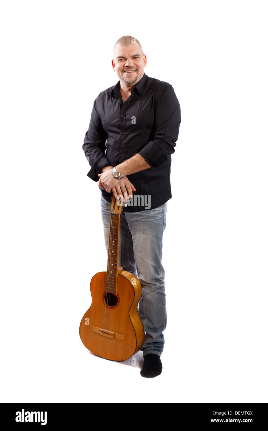 Uomo sorridente con una chitarra su sfondo bianco Foto Stock