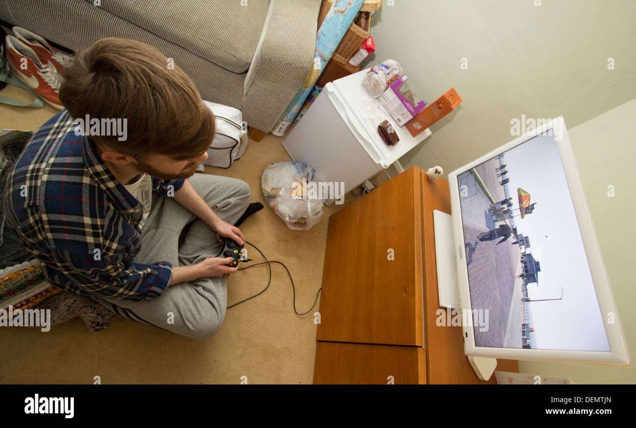 Il gamer gioca a Grand Theft Auto V (GTA 5), sviluppato da Rockstar Games, su una console di gioco a Londra, Regno Unito, mettendo in evidenza la popolarità dei videogiochi a mondo aperto tra i giovani nell'era dell'intrattenimento digitale Foto Stock