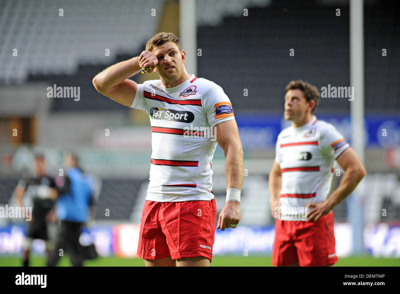 Swansea, Wales, Regno Unito. Il 21 settembre 2013. RaboDirect Pro12 - Asprì v Edinburgh al Liberty Stadium : ex Asprì player Nikki Walker in riproduzione per Edinburgh tira una faccia come il falco pescatore prendere l'iniziativa. Credito: Phil Rees/Alamy Live News Foto Stock