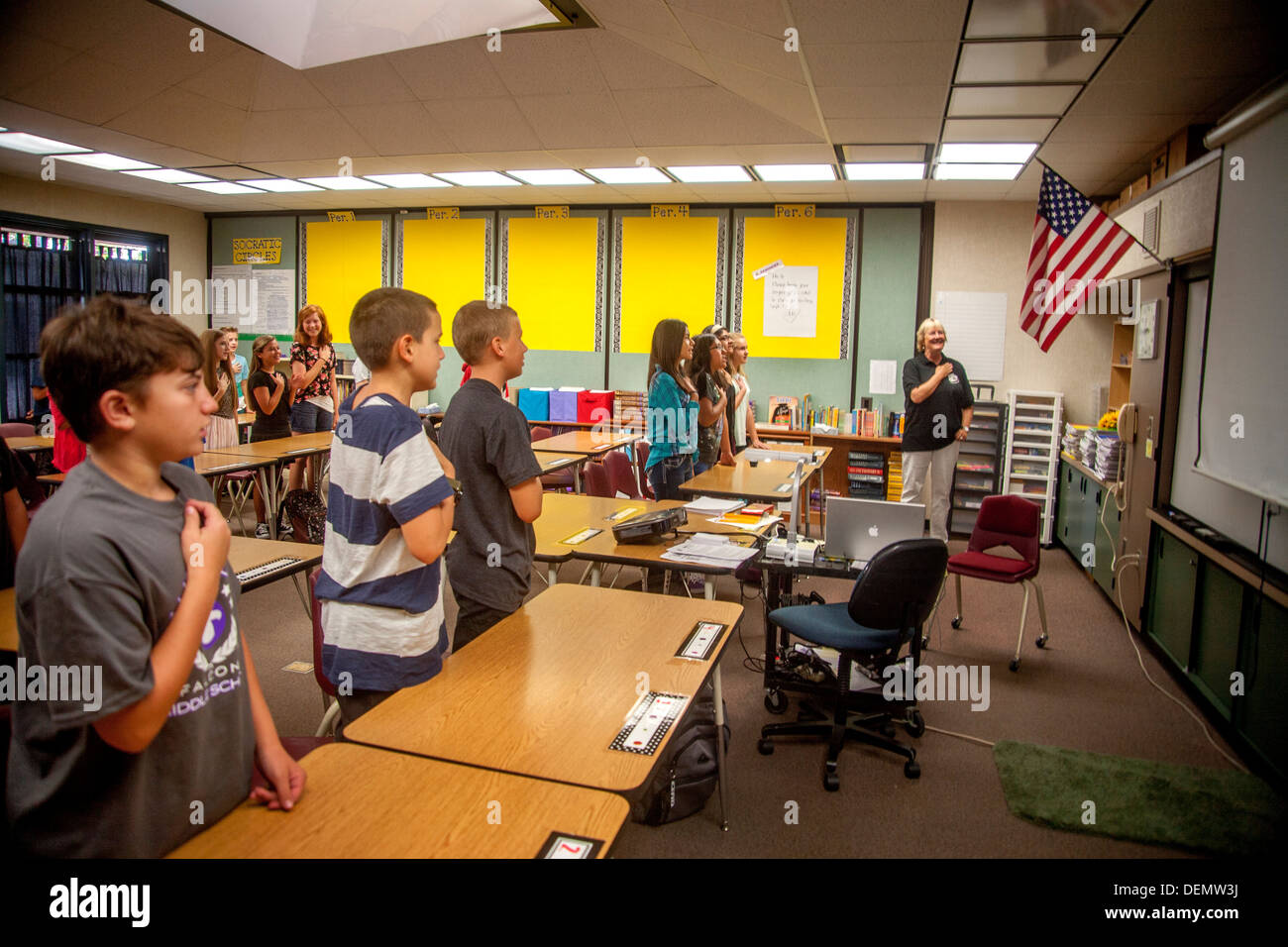 Un insegnante conduce gli studenti delle scuole medie nel giuramento di fedeltà il primo giorno di scuola media in Aliso Video, CA. Foto Stock