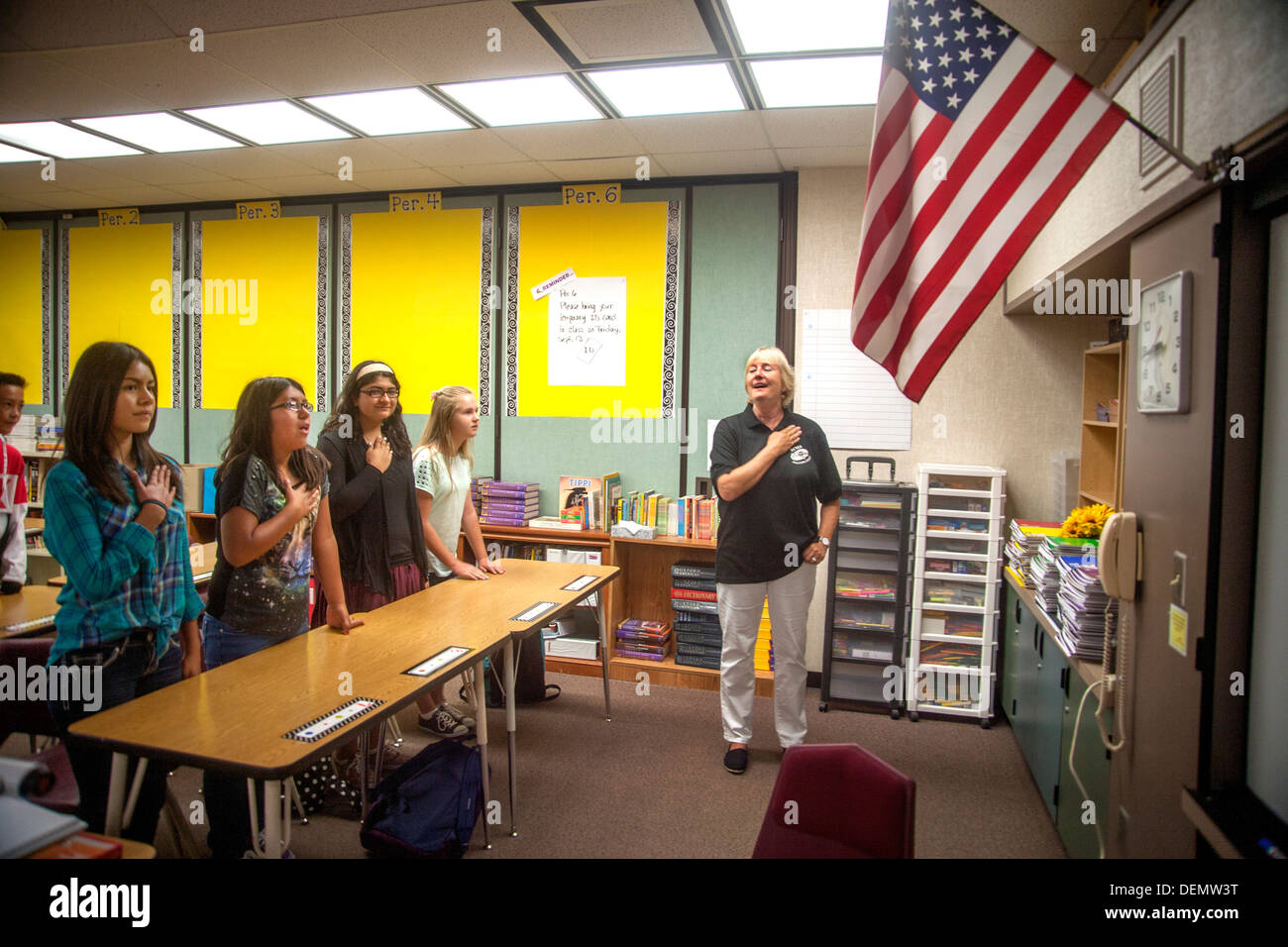 Un insegnante conduce gli studenti delle scuole medie nel giuramento di fedeltà il primo giorno di scuola media in Aliso Video, CA. Foto Stock