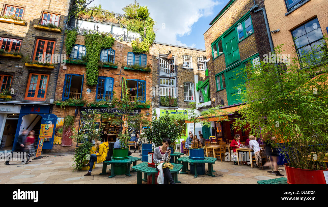 Londra - circa 2013: Relax Tempo al colorato Neal's Yard vicino al Covent Garden Foto Stock
