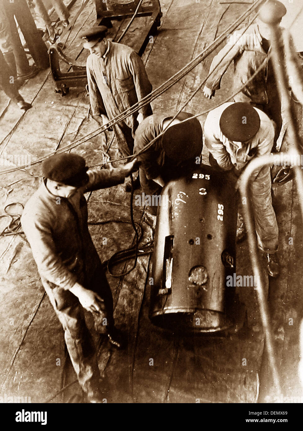 Royal Navy siluro probabilmente formazione 1930s Foto Stock