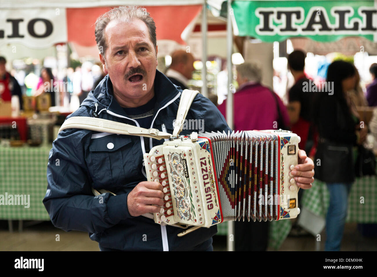 Uomo di cantare e suonare la fisarmonica durante il Festival italiano in  Peterborough, Inghilterra Foto stock - Alamy
