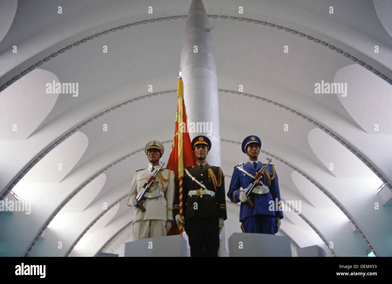 Marionette in uniforme raffiguranti soldati cinesi posti di fronte ad un missile balistico a corto raggio Dongfeng 1 (SRBM) prodotto negli anni '60 esposto al Museo militare della Rivoluzione popolare Cinese o al Museo militare della Rivoluzione popolare Cinese situato nel Distretto Haidiano, Pechino, Cina Foto Stock