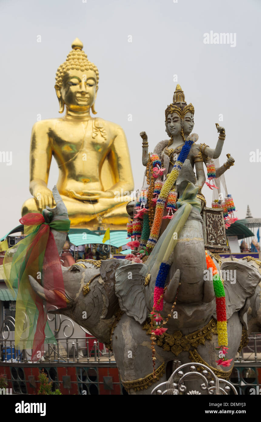 Monumento con il Buddha e elephant figura a Sop Ruak nel triangolo d oro della Thailandia Foto Stock