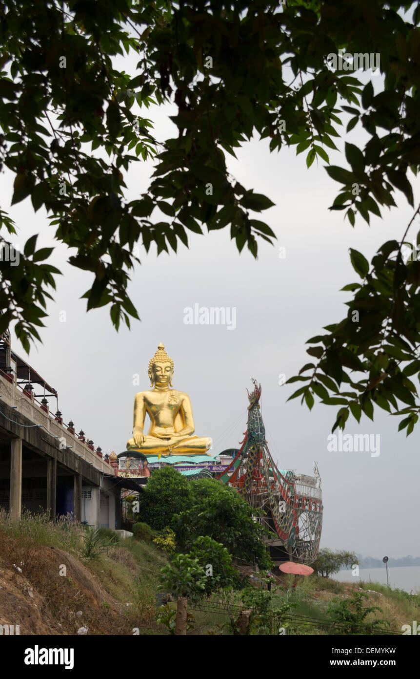 Monumento con il Buddha e elephant figura a Sop Ruak nel triangolo d oro della Thailandia Foto Stock