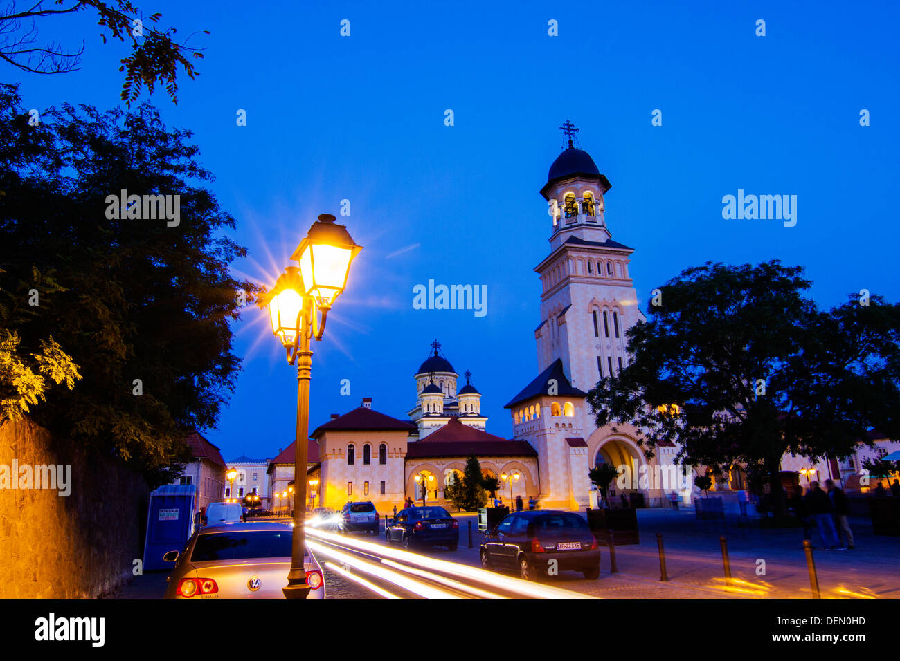 Il campanile della cattedrale arcivescovile, Alba Iulia al crepuscolo Foto Stock