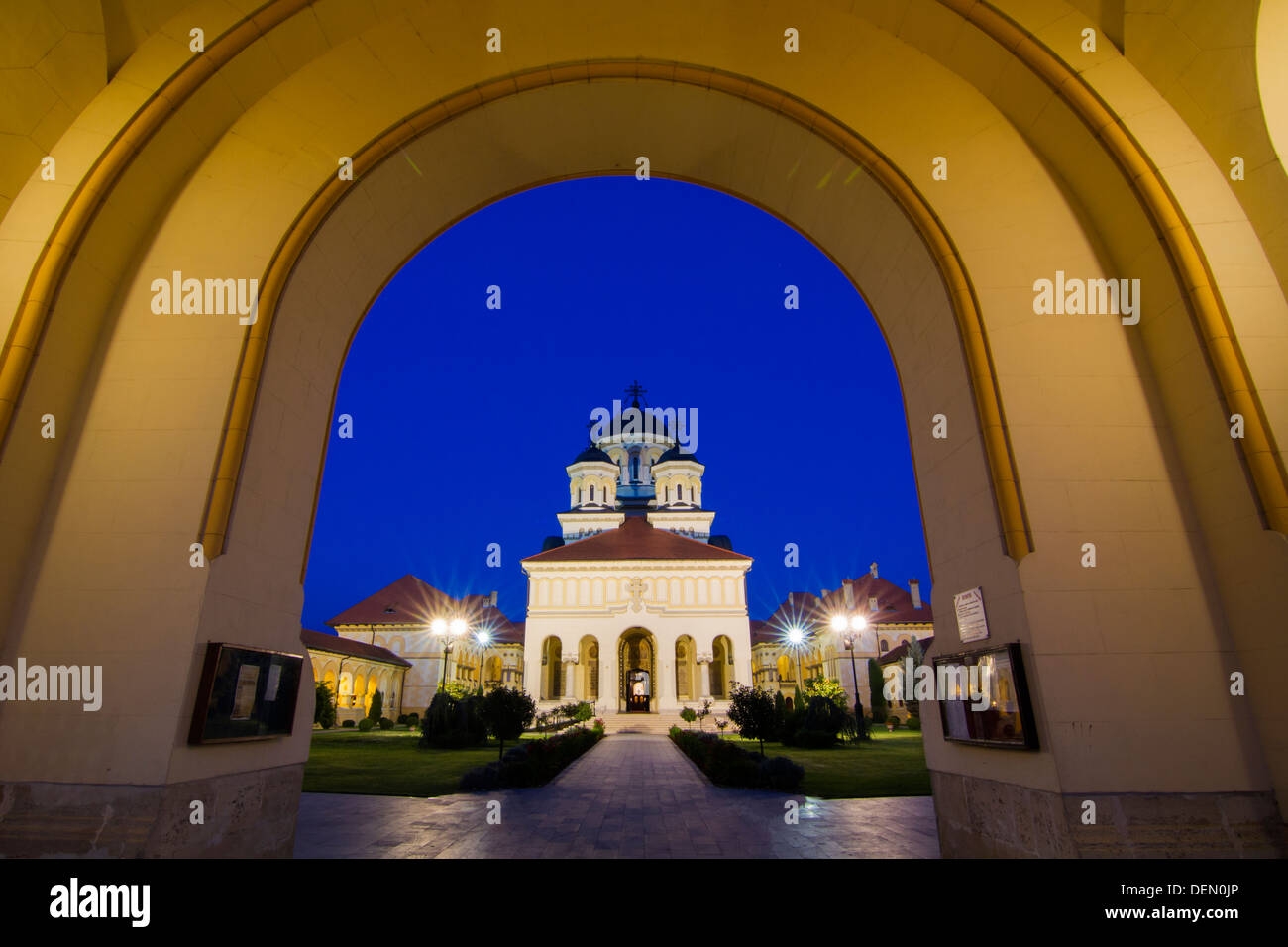 Cattedrale arcivescovile di Alba Iulia Transilvania al crepuscolo Foto Stock