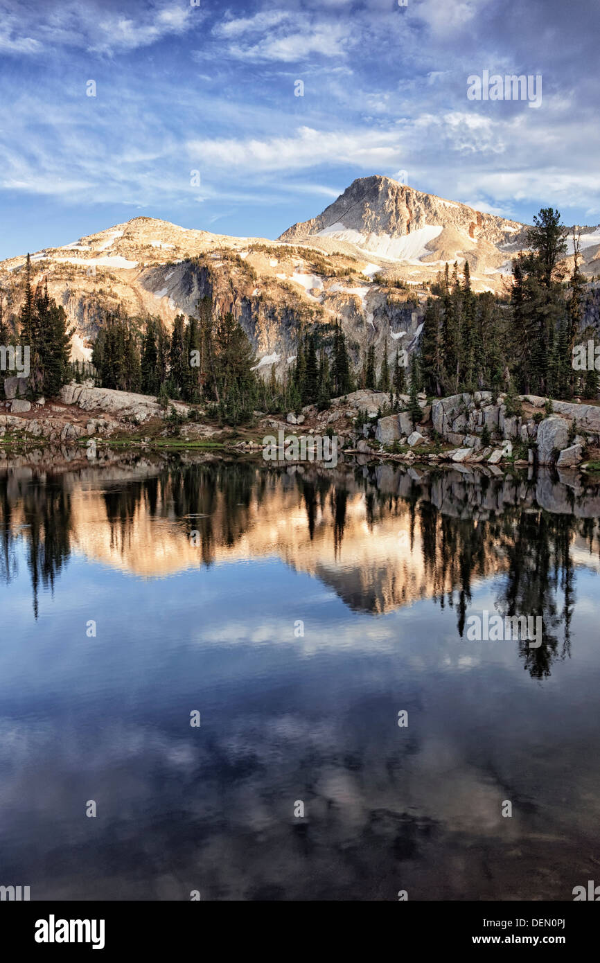 La mattina presto in luce NE Oregon's Eagle Cap riflettendo in sole lago nella Eagle Cap Wilderness Area. Foto Stock