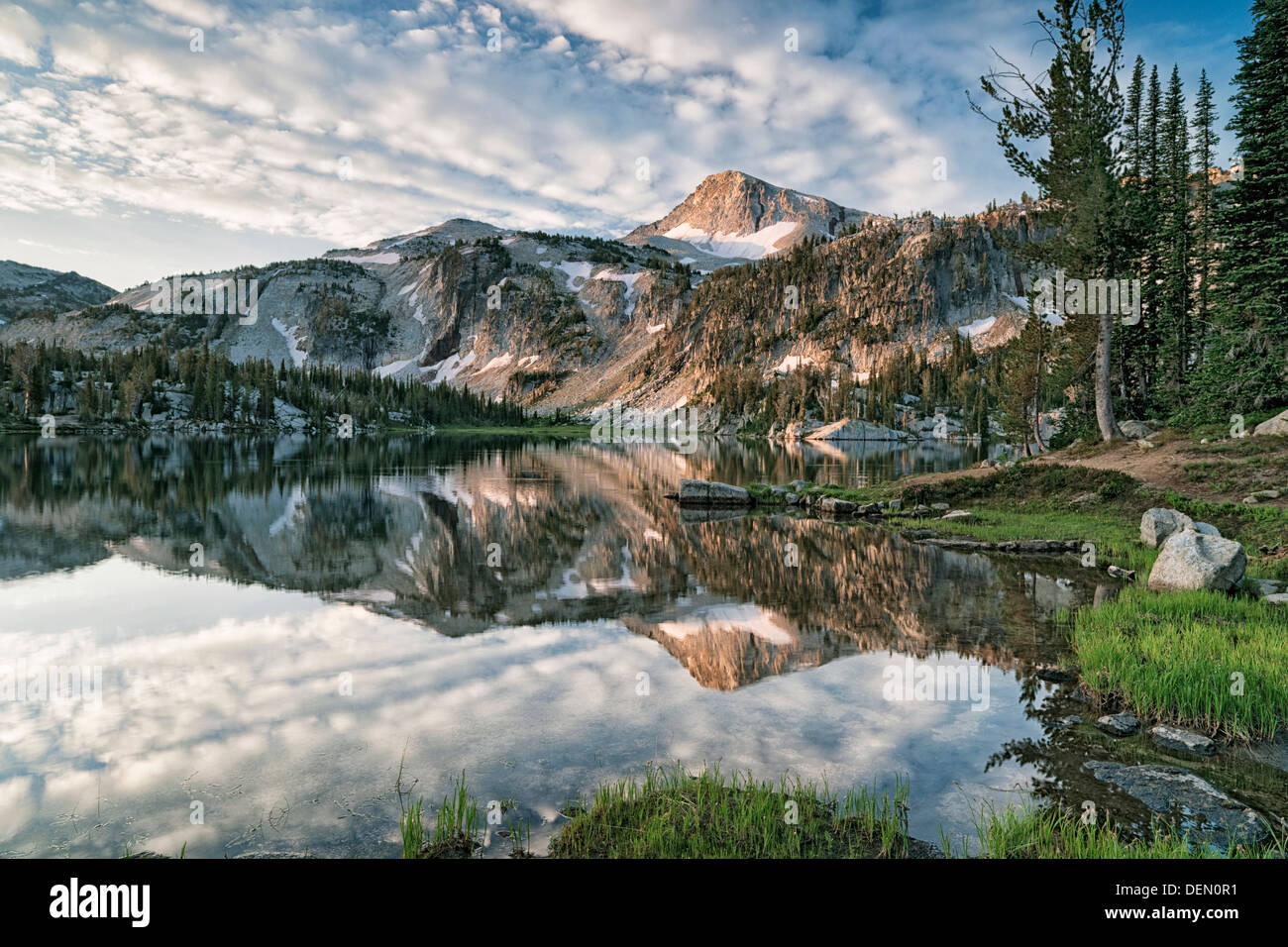 Presto luce su NE Oregon's Eagle Cap riflettendo in Mirror Lake nel cappuccio Eagle Deserto e montagne Wallowa. Foto Stock