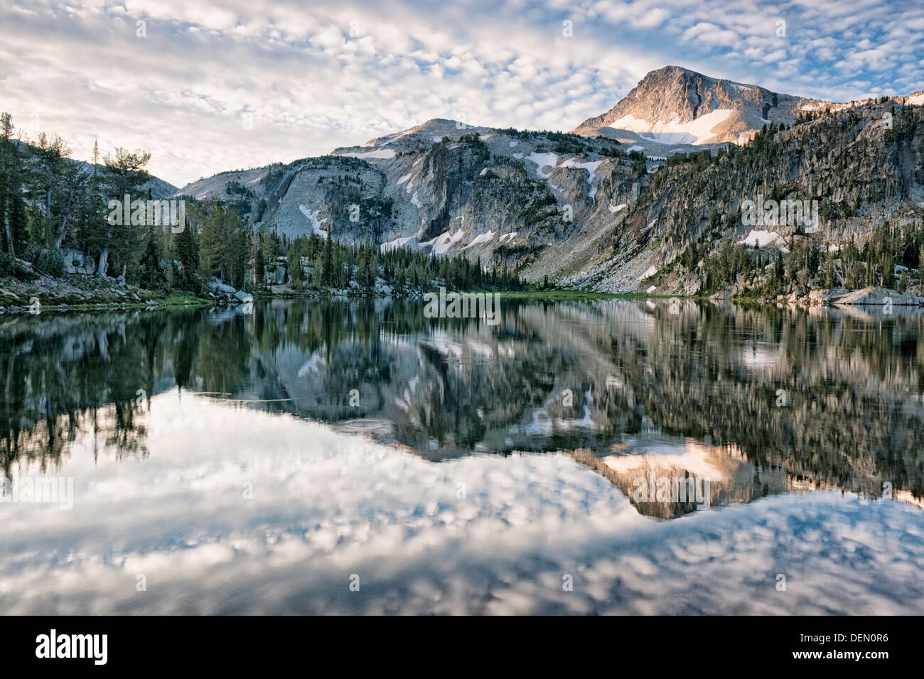 Presto luce su NE Oregon's Eagle Cap riflettendo in Mirror Lake nel cappuccio Eagle Deserto e montagne Wallowa. Foto Stock