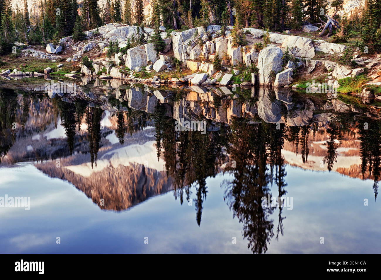 Sera la riflessione del cappuccio Eagle Summit del sole nel lago in NE Oregon's Eagle Cap Deserto e montagne Wallowa. Foto Stock