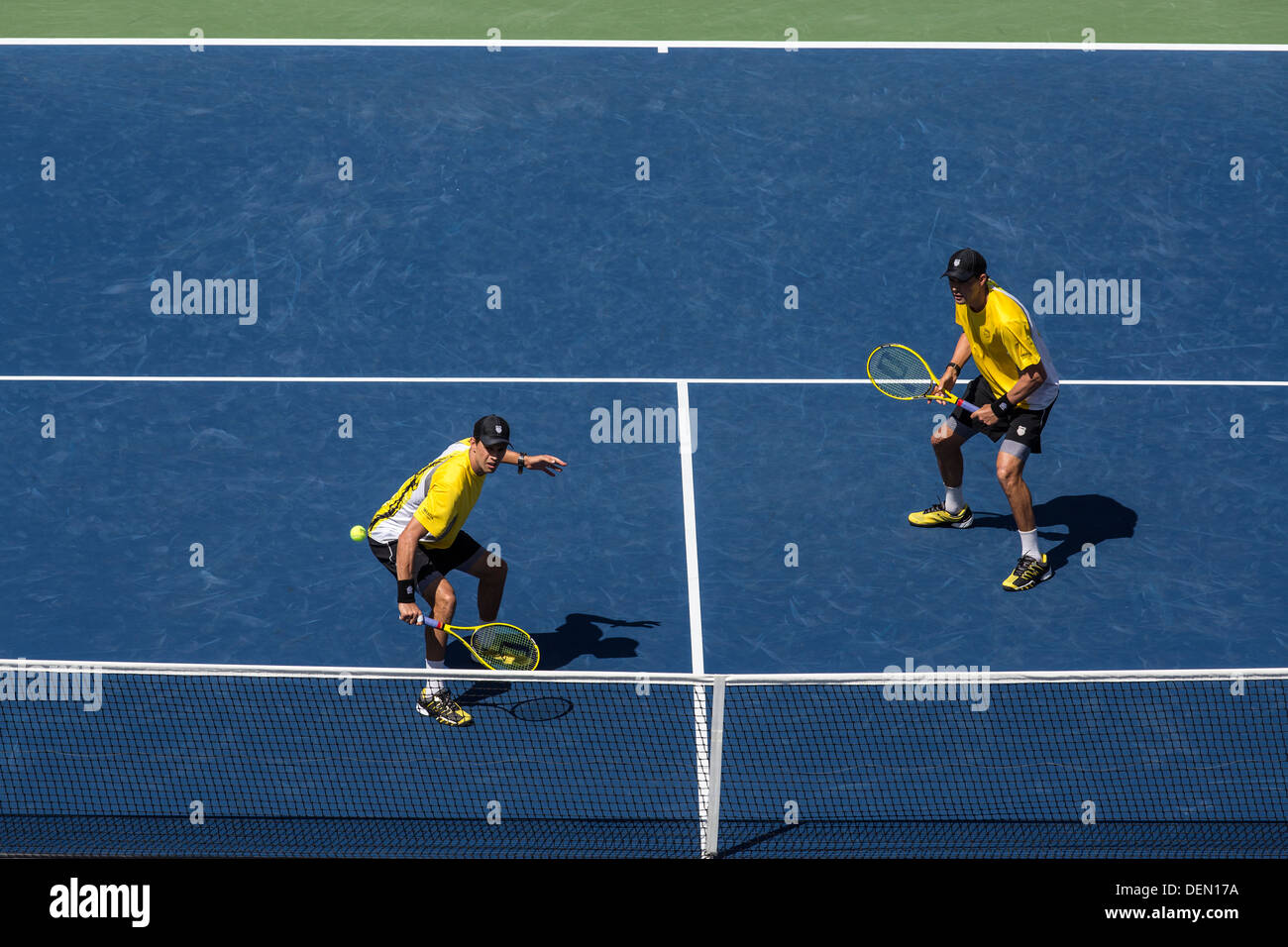 Bob BRYAN e Mike Bryan a competere in uomini doppio semifinali al 2013 US Open Tennis Championships. Foto Stock