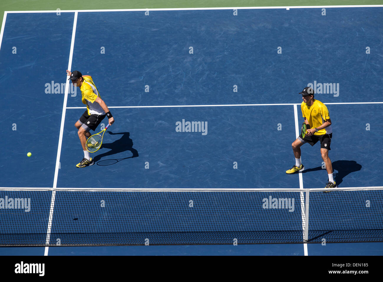Bob BRYAN e Mike Bryan a competere in uomini doppio semifinali al 2013 US Open Tennis Championships. Foto Stock