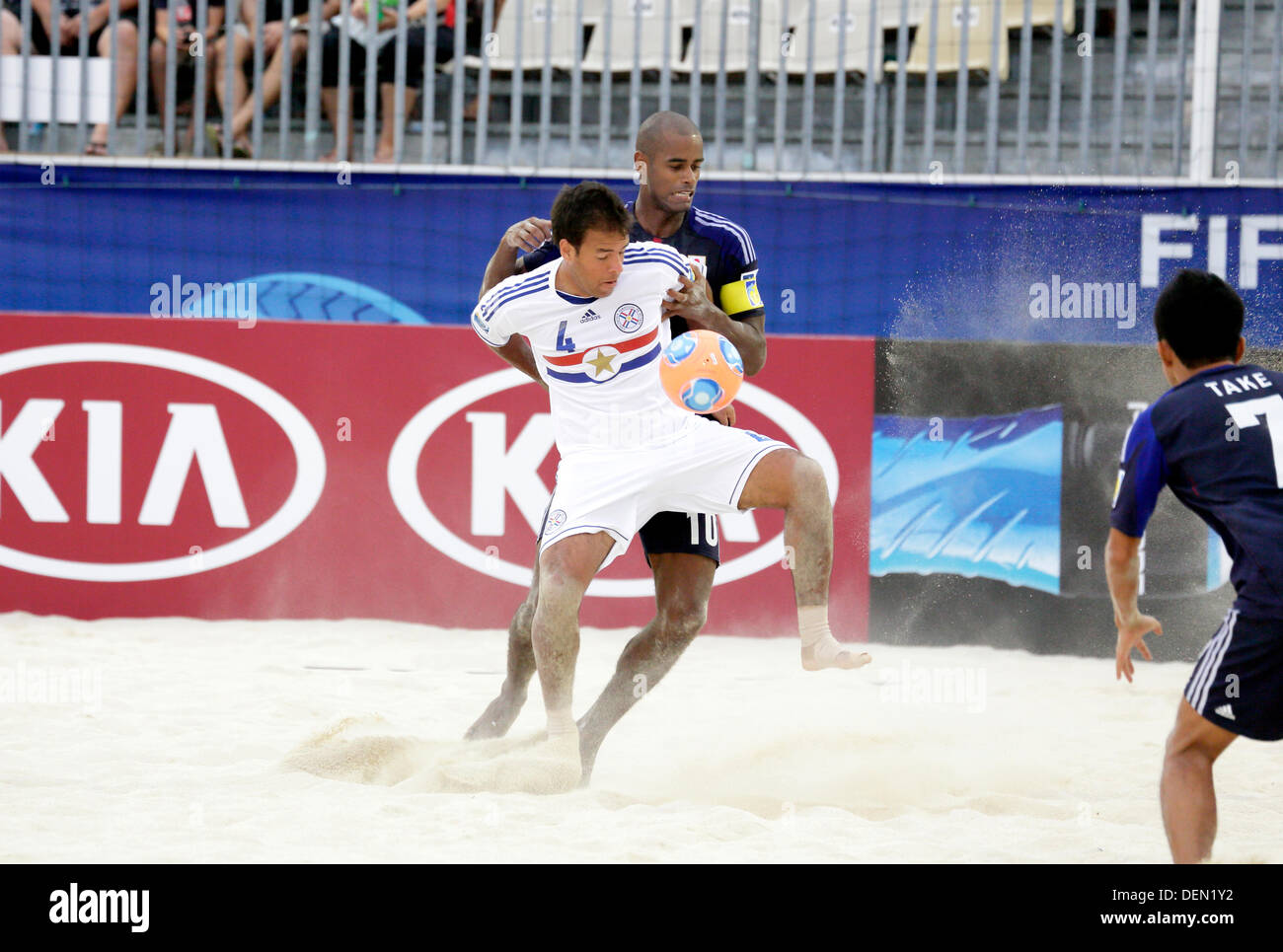 Papeete, Tahiti. Xx Settembre, 2013. Dario Herrera (PAR), Ozu Moreira (JPN) Beach Soccer : FIFA Beach Soccer World Cup Tahiti 2013 Gruppo D match tra Giappone 3-1 Paraguay al Tahua all'ata Stadium di Papeete, Tahiti . Credito: Wataru Kohayakawa/AFLO/Alamy Live News Foto Stock