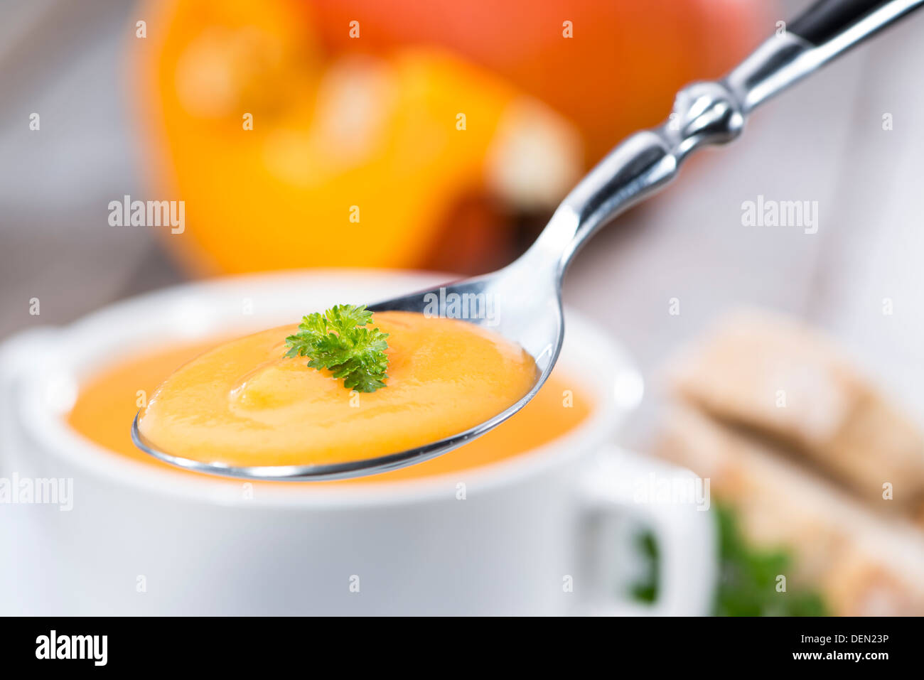 Cucchiaio con fatti in casa di zucca minestra di crema Foto Stock