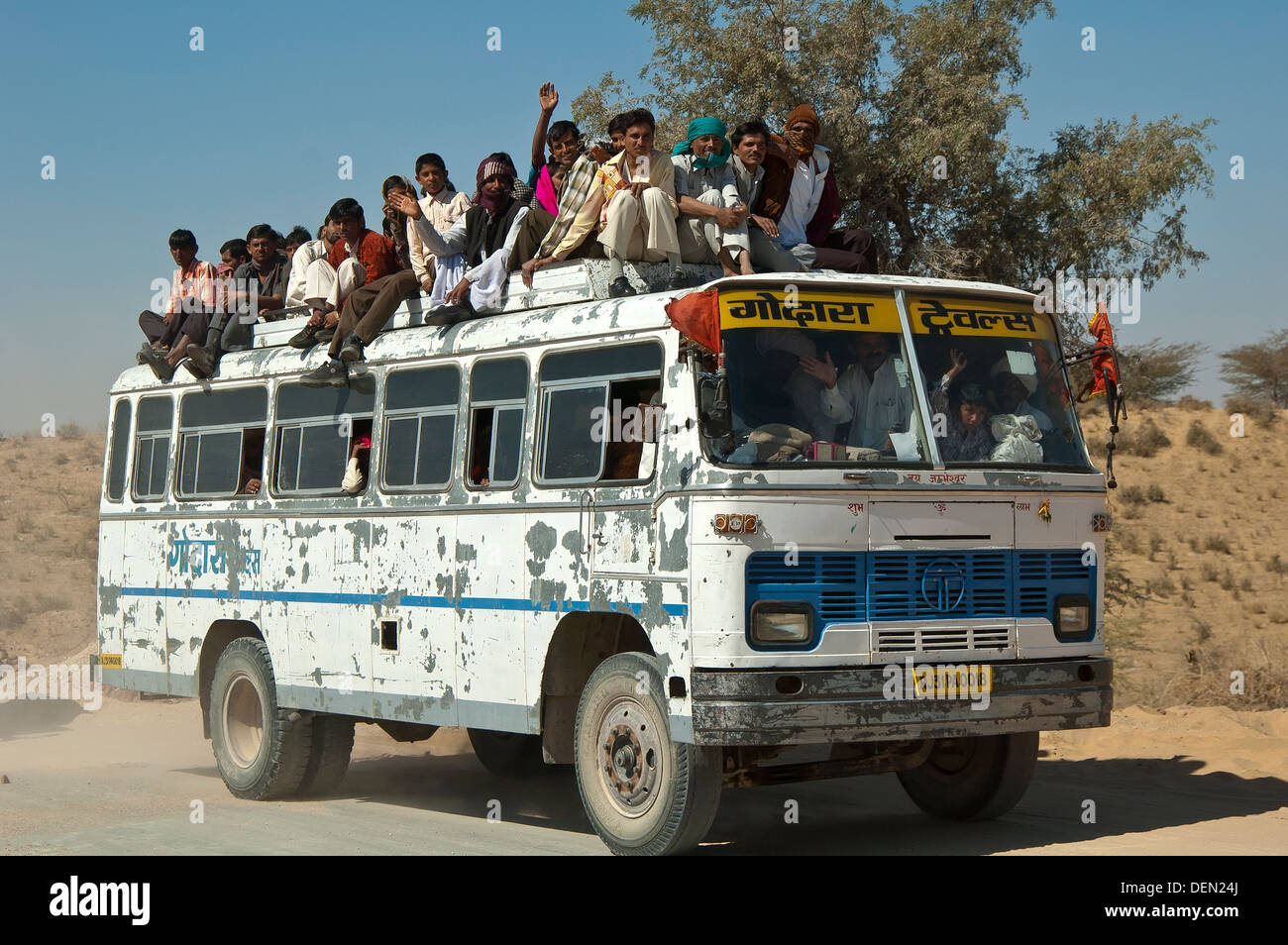 Sovraccaricare il bus nel Rajasthan, India Foto Stock