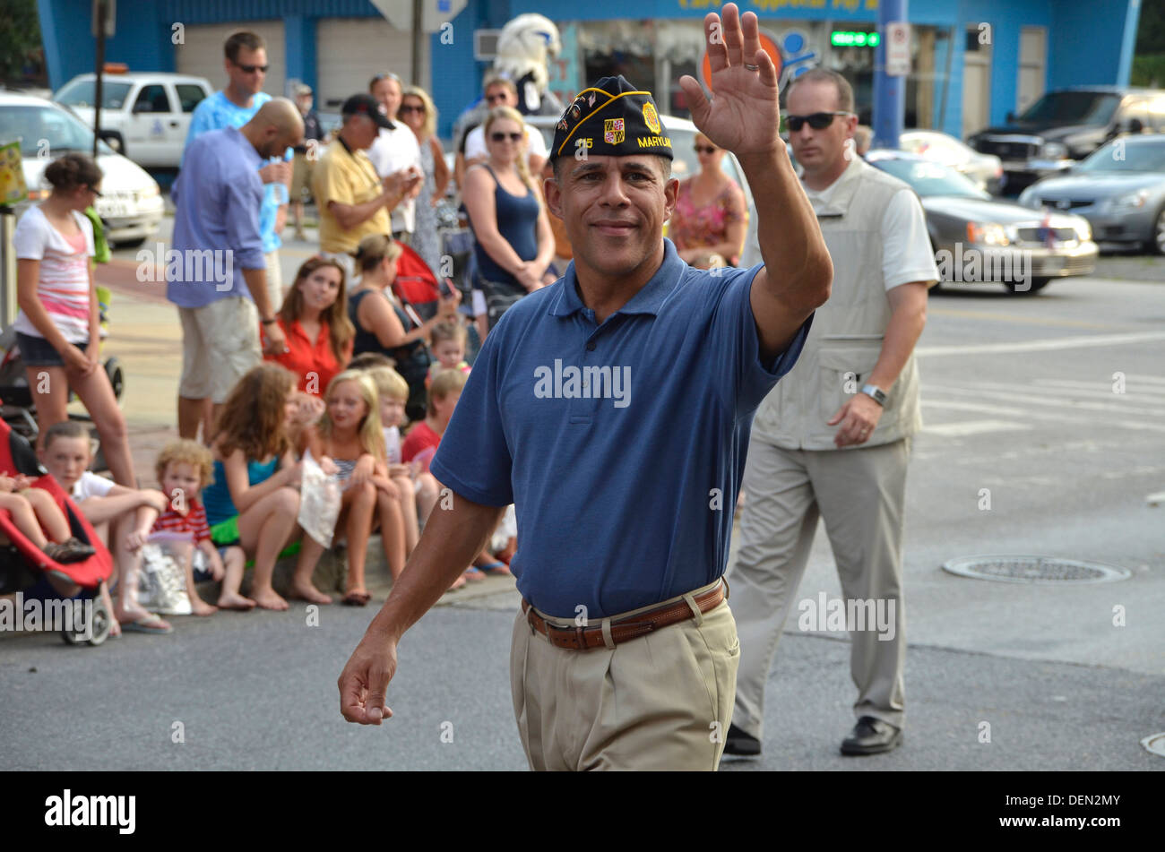 Il luogotenente governatore Anthony Brown del Maryland ondate di folla nel Giorno Di Indipendenza sfilata in Annapolis, Maryland Foto Stock