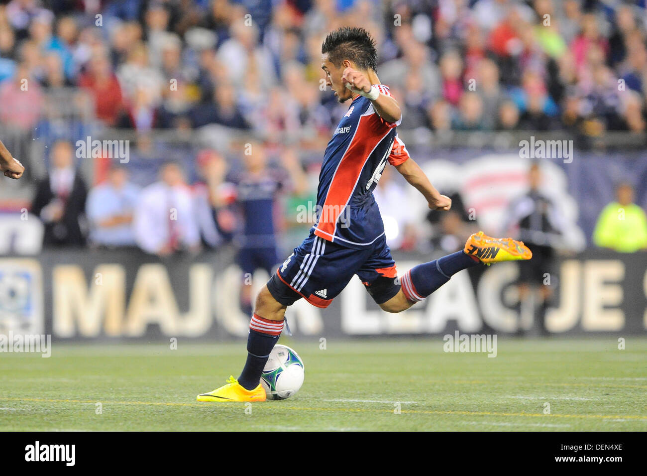 Foxborough, Massachusetts, STATI UNITI D'AMERICA. Xxi Sep, 2013. Settembre 21, 2013 - Foxborough, Massachusetts, STATI UNITI - New England Revolution in avanti Diego Fagundez (14) germogli durante la MLS partita di calcio tra D.C. Regno e il New England Revolution tenutasi a Gillette Stadium di Foxborough Massachusetts. Il punteggio finale D.C. Regno 1 New England Revolution 2. Eric Canha/CSM/Alamy Live News Foto Stock