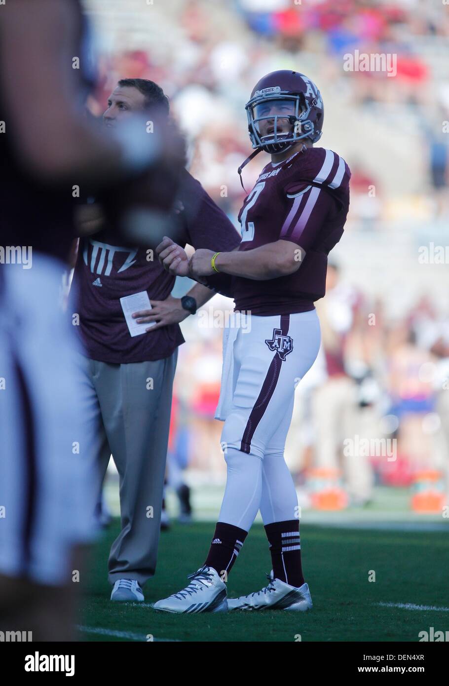 College Station, TX, Stati Uniti d'America. Xxi Sep, 2013. Texas A&M quarterback Johnny Manziel #2 Guarda negli stand durante il warm up session prima di NCAA Football gioco kick off a Kyle Campo in College Station, TX. Credito: csm/Alamy Live News Foto Stock