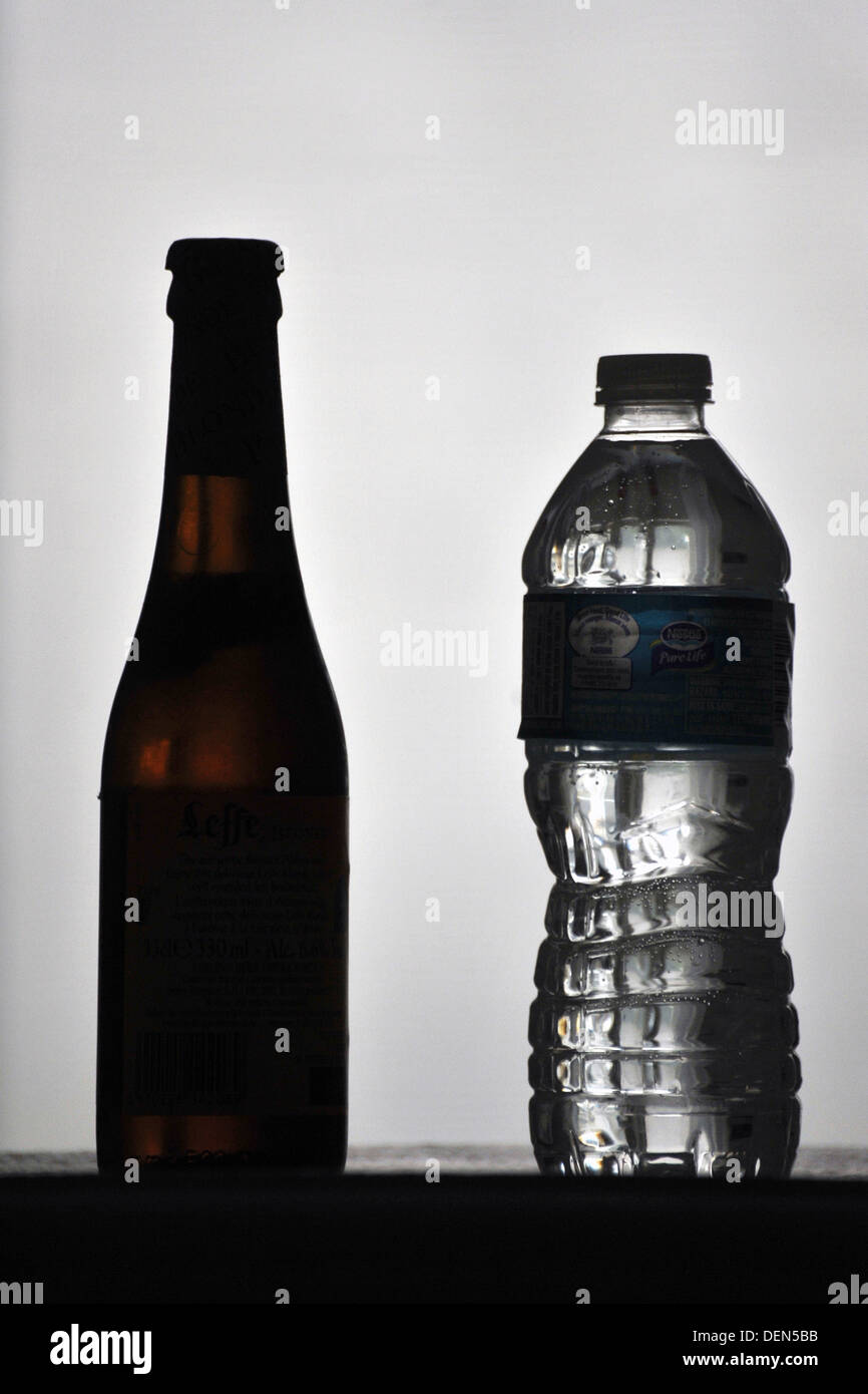 Silhouette di una bottiglia di acqua e una bottiglia di birra. Foto Stock