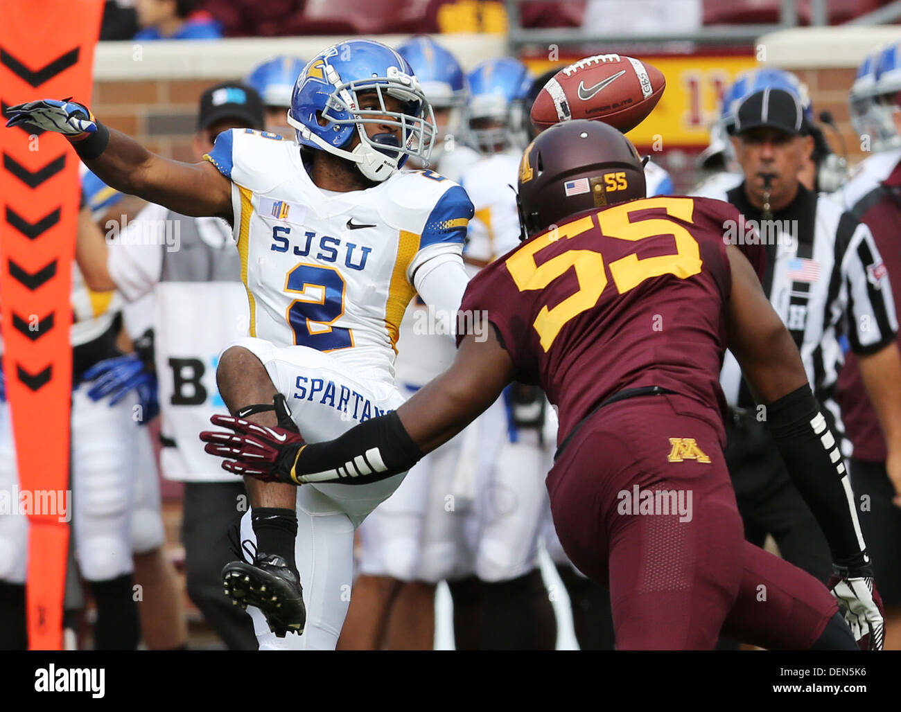 Minneapolis, MN, Stati Uniti d'America. Xxi Sep, 2013. Settembre 21, 2013: San Jose State wide receiver Tim Crawley (2) scende a passare come Università del Minnesota difensivo fine Thieren Cockran (55) lo difende durante il NCAA Football gioco tra le Università del Minnesota i gopher e il San Jose State spartani a TCF Bank Stadium di Minneapolis, Minn. Minnesota sconfitto San Jose State 43 - 24. Credito: csm/Alamy Live News Foto Stock