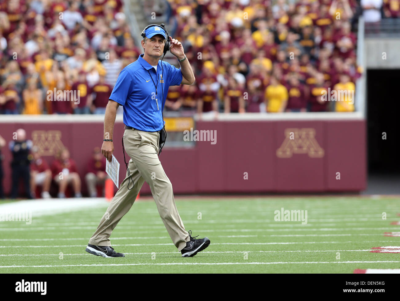Minneapolis, MN, Stati Uniti d'America. Xxi Sep, 2013. Settembre 21, 2013: San Jose State head coach Ron Caragher passeggiate sul campo a causa di una chiamata durante il NCAA Football gioco tra le Università del Minnesota i gopher e il San Jose State spartani a TCF Bank Stadium di Minneapolis, Minn. Minnesota sconfitto San Jose State 43 - 24. Credito: csm/Alamy Live News Foto Stock