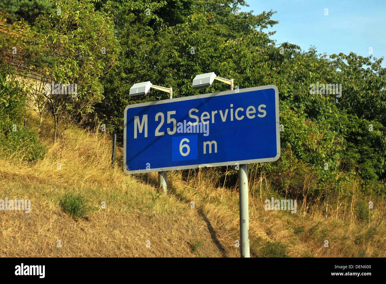 Un britannico cartello stradale dirigere traffico per i prossimi servizi sull'autostrada M25,. Foto Stock