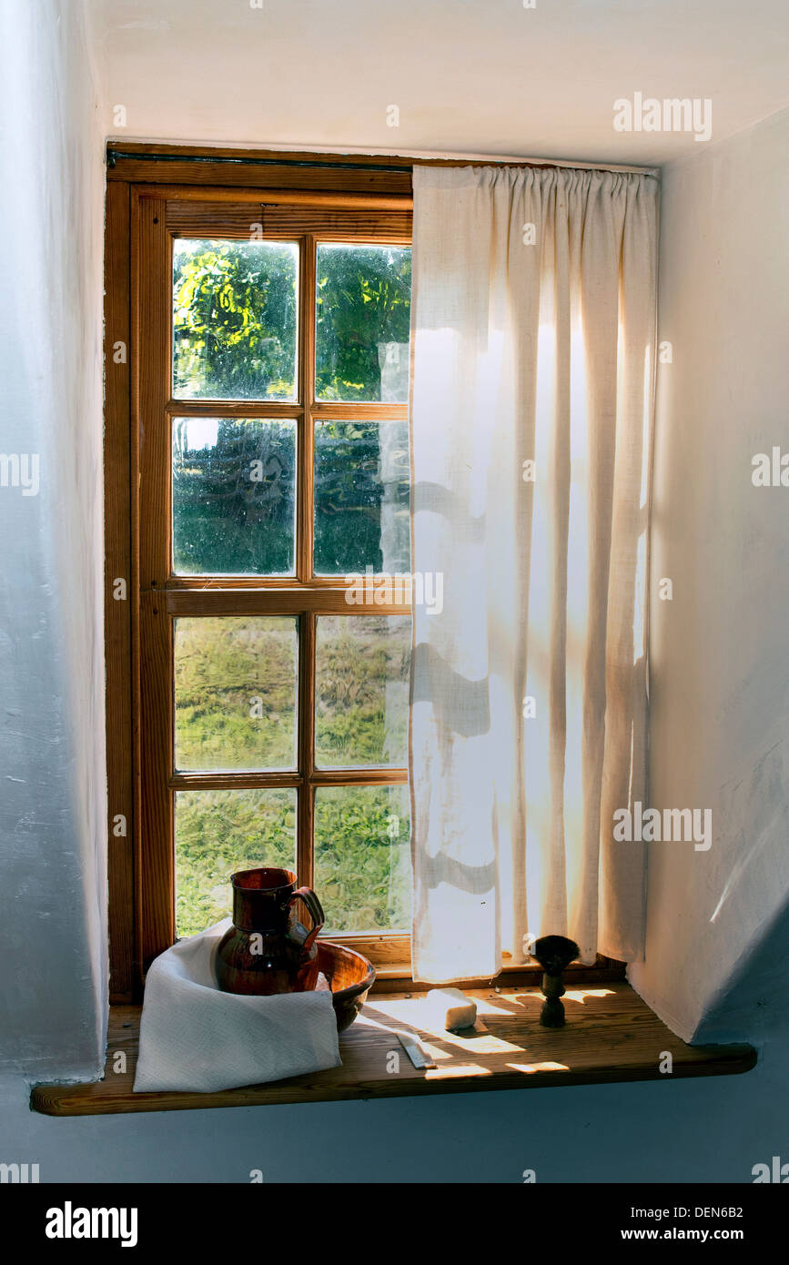 Pino antico finestra con vista. Foto Stock