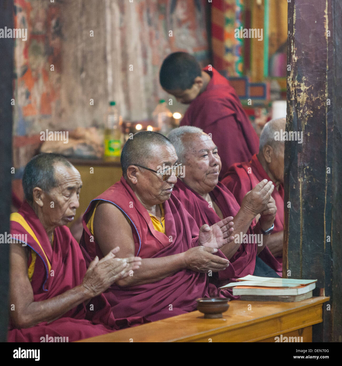 Un monaco buddista provincia del Ladakh. Himalaya indiano. Foto Stock