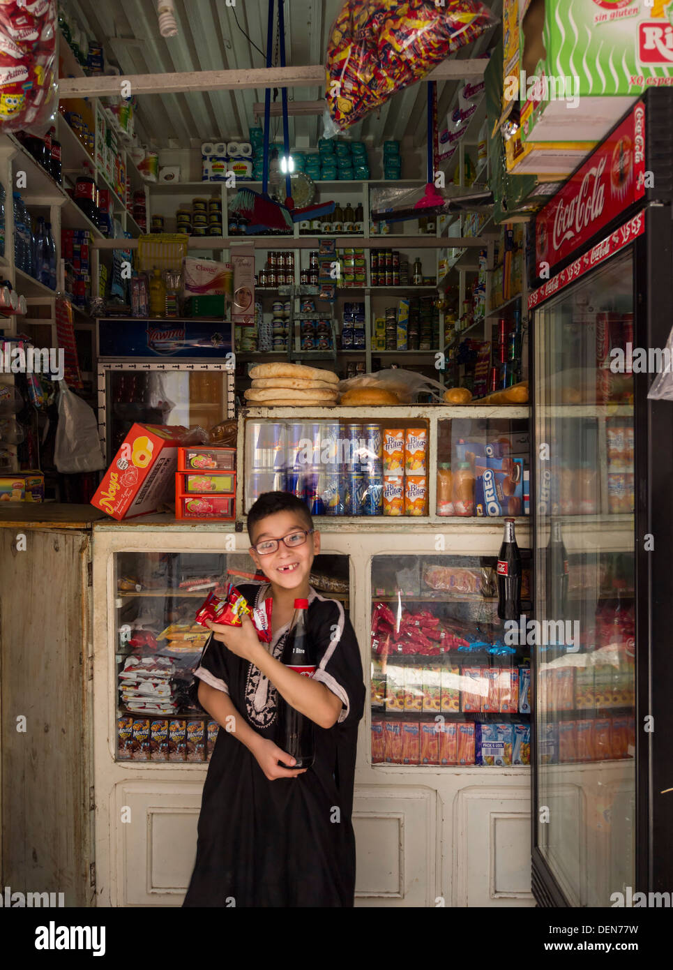 Little Boy in un piccolo negozio di alimentari nella Medina di Tangeri, Marocco Foto Stock