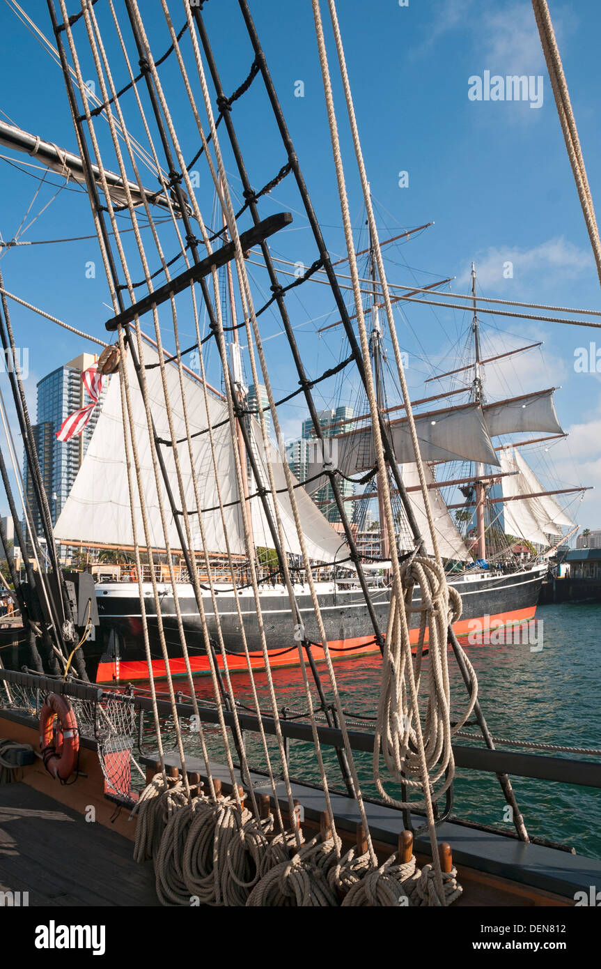 California, il Museo Marittimo di San Diego, Stella dell India costruito 1863, vista dal ponte della HMS replica a sorpresa di 18C frigate Foto Stock