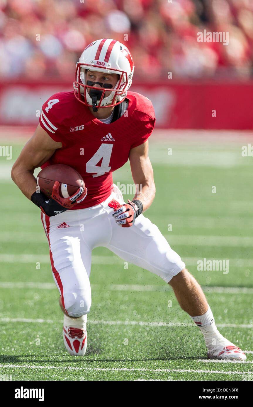 Madison, Wisconsin, Stati Uniti d'America. Xxi Sep, 2013. Settembre 21, 2013: Wisconsin Badgers wide receiver Jared Abbrederis #4 Si ritiene che le catture di 22 yard pass durante il NCAA Football gioco tra la Purdue Boilermakers e Wisconsin Badgers a Camp Randall Stadium di Madison, WI. Wisconsin sconfitto Purdue 41-10 nella grande dieci assolcatore per entrambe le squadre. John Fisher/CSM/Alamy Live News Foto Stock