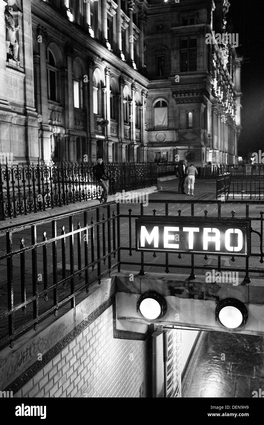 Hôtel de Ville entrata della metropolitana di notte, Parigi. Foto Stock