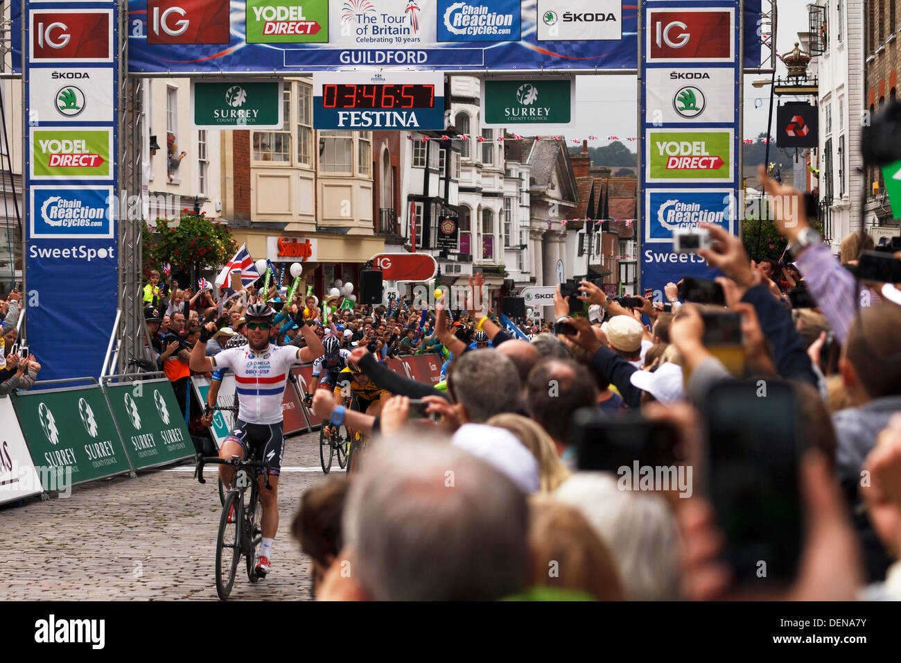 La folla in Guildford High Street godetevi il tour della Gran Bretagna 2013 terminare la fase 7 Foto Stock