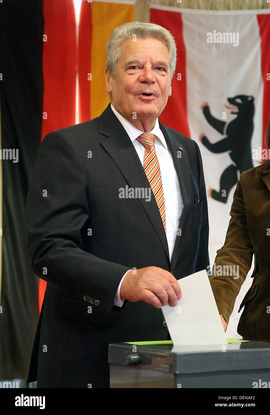 Berlino, Germania. Il 22 settembre, 2013. Il Presidente tedesco Joachim Gauck getta il suo voto a Erich Kaestner Scuola elementare a Berlino, Germania, 22 settembre 2013. Foto: WOLFGANG KUMM/dpa/Alamy Live News Foto Stock