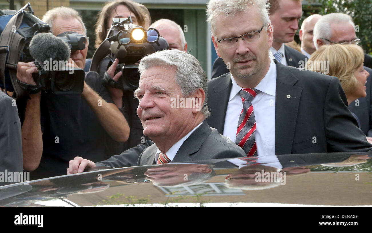 Berlino, Germania. Il 22 settembre, 2013. Il Presidente tedesco Joachim Gauck arriva in corrispondenza della stazione di polling a Erich Kaestner Scuola elementare a Berlino, Germania, 22 settembre 2013. Federale di ritorno ufficiale Egeler Roderich sorge a destra. Foto: WOLFGANG KUMM/dpa/Alamy Live News Foto Stock