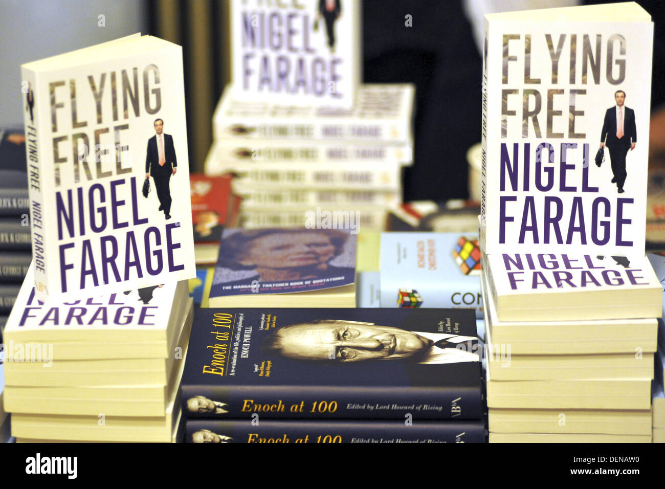 Londra, Regno Unito. Xxi Sep, 2013. Nigel Farage il libro per la vendita, a fianco di libri su thatcherismo e Enoch Powell (famoso per il suo anti-immigrazione 'fiumi di sangue" speech) al 2013 conferenza UKIP. Credito: Michael Preston/Alamy Live News Foto Stock